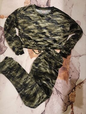 No Boundaries Olive Green Velour Camouflage Two-Piece Jogger Set